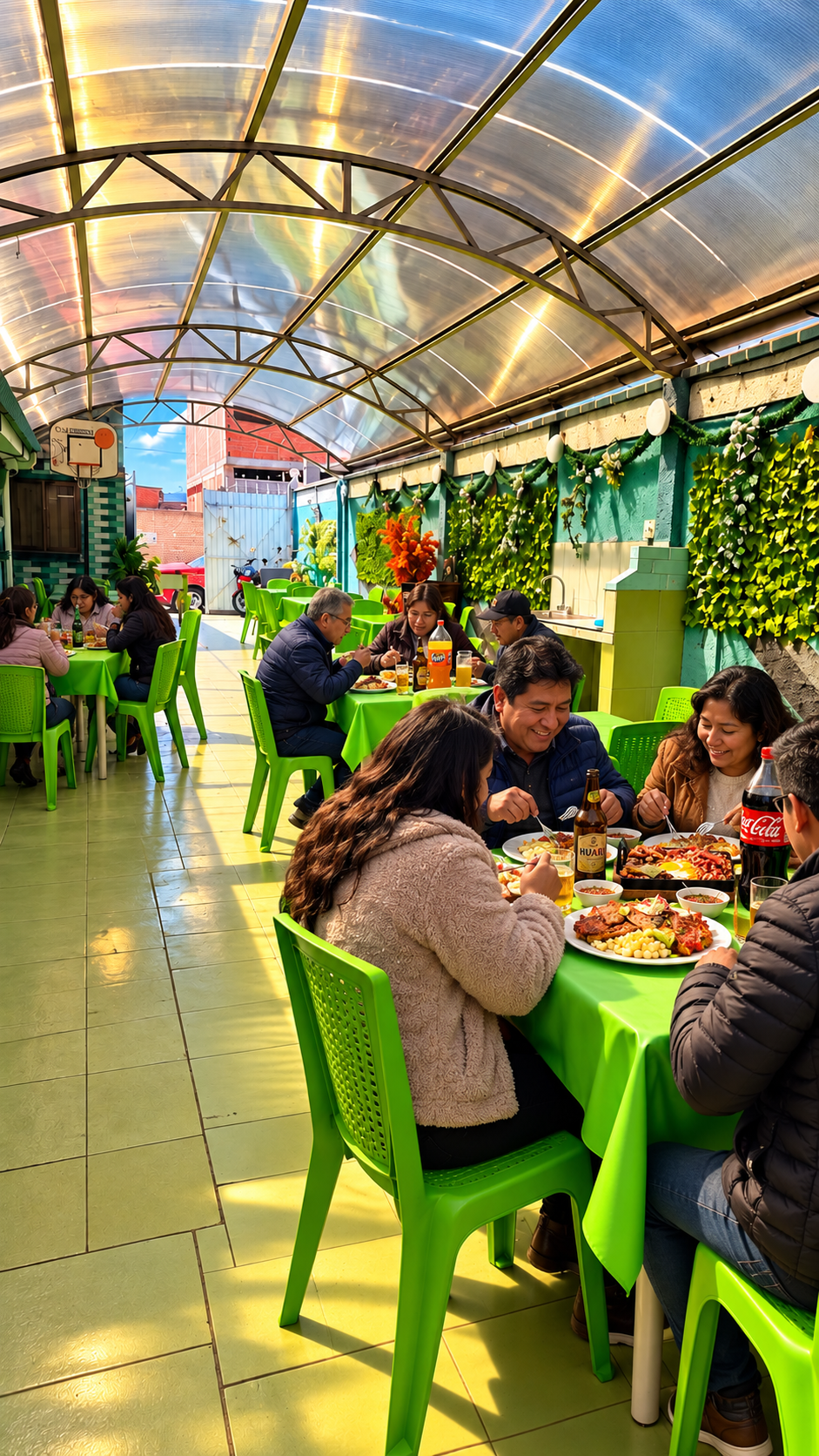 Patio cubierto de Buen Sazón Oruro, con comensales recreados y platos y bebidas sobre las mesas